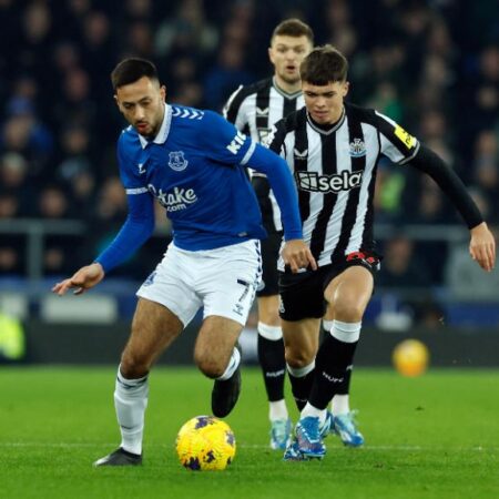 Newcastle thảm bại trước Everton